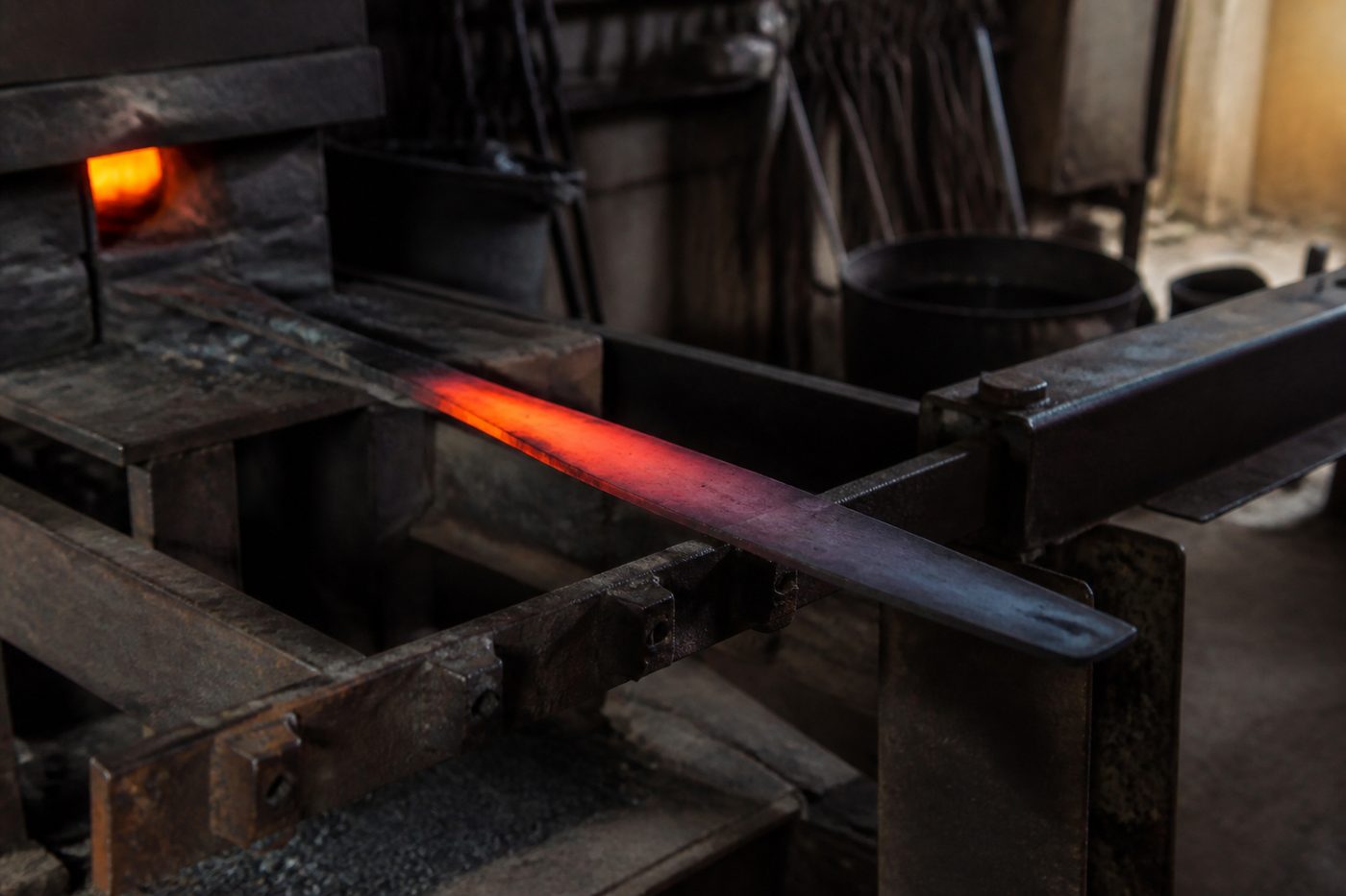 The four heats : Hardening and tempering a blade: the four heats
